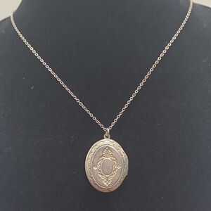 Elegant Vintage Silver Tone Photo Locket Necklace